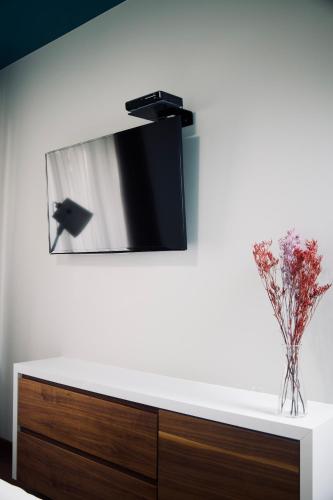 TV a/nebo společenská místnost v ubytování Hvar Riva Rooms