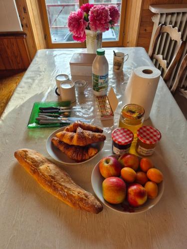 une table avec deux assiettes de nourriture et de fruits dans l'établissement Le Ciel, à Besse-et-Saint-Anastaise