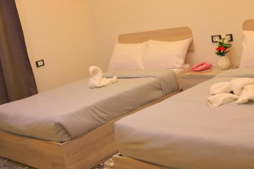 Postel nebo postele na pokoji v ubytování AL krma pyramids hotel