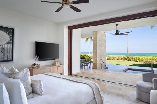 TV a/nebo společenská místnost v ubytování Residences at Dorado Beach, a Ritz Carlton Reserve