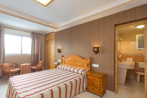 Postel nebo postele na pokoji v ubytování Hotel Noguera El Albir