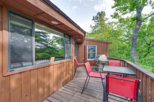 Dock and Beach Access Scenic Lake Ossipee Cabin!にあるバルコニーまたはテラス