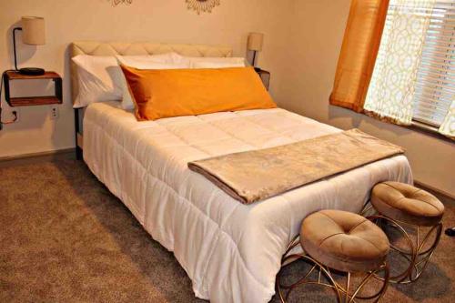 En eller flere senge i et værelse på Relax & Enjoy In The City