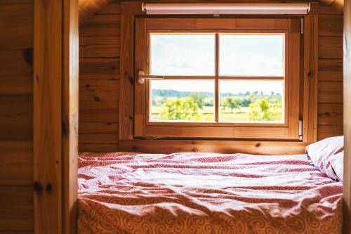 Ένα ή περισσότερα κρεβάτια σε δωμάτιο στο Tonneau en bois insolite au coeur du Charolais