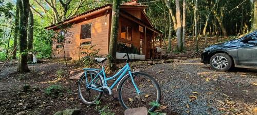a blue bike parked in front of a cabin at Janela do céu chalés in Maquiné