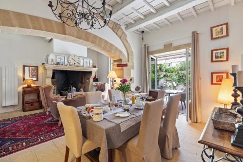 a dining room with a table and chairs at L'ORANGERIE Chambres d'hotes de charme in Valros