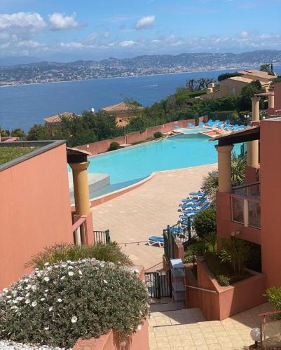 - une vue sur la piscine depuis un bâtiment dans l'établissement Serenity Apprt 1, à Théoule-sur-Mer