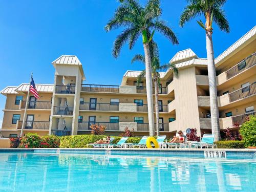 Bazén v ubytování Island Getaway I Beach Access Across Street nebo v jeho okolí