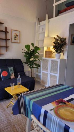 un salon avec un canapé et une table dans l'établissement House 2p with swimming pool in La Grande-Motte, à La Grande Motte