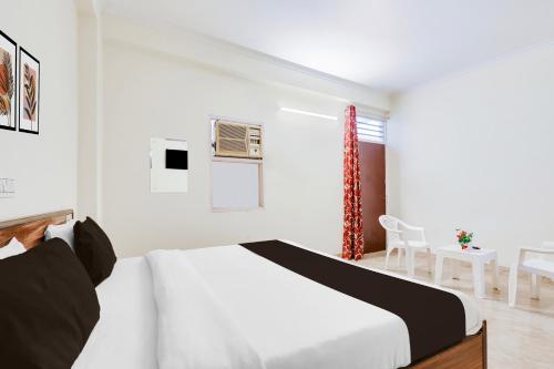 Ένα ή περισσότερα κρεβάτια σε δωμάτιο στο HOTEL O RAJ STAY
