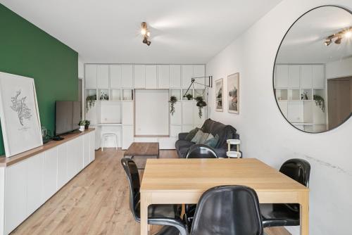 une salle à manger avec une table et des chaises dans l'établissement Superbe appartement avec terrasse cosy & spacieux - Lyon 3, à Lyon