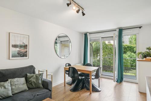 un salon avec un canapé et une table dans l'établissement Superbe appartement avec terrasse cosy & spacieux - Lyon 3, à Lyon