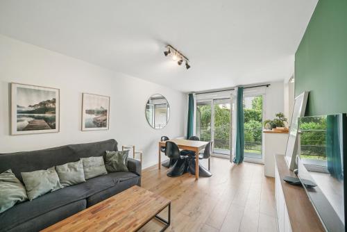 un salon avec un canapé et une table dans l'établissement Superbe appartement avec terrasse cosy & spacieux - Lyon 3, à Lyon
