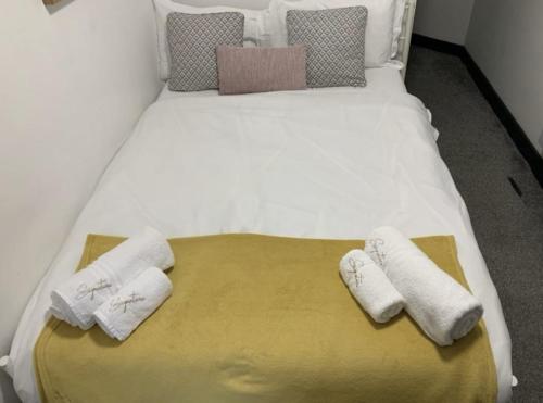 Postel nebo postele na pokoji v ubytování 1BR Urban Retreat in Central Sunderland