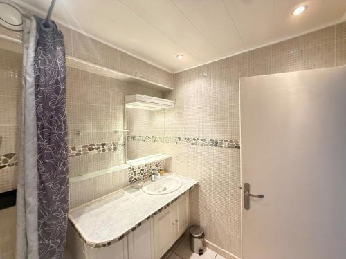une salle de bain avec un lavabo et un miroir dans l'établissement Lamazonite YourHostHelper, à Toulon