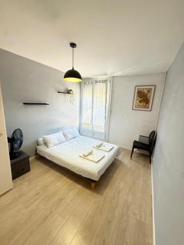 une chambre avec un lit blanc et une fenêtre dans l'établissement Lamazonite YourHostHelper, à Toulon