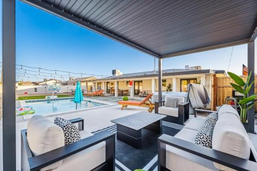 a patio with a table and chairs and a pool at Havasu Fun Stay Pool Spa PoolTable KingBed in Lake Havasu City
