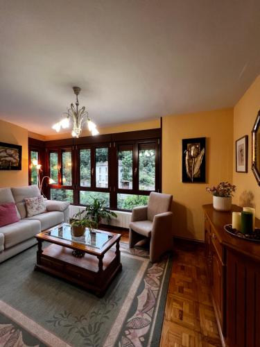 a living room with a couch and a coffee table at Apartamento El Puente in Turieno