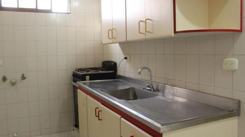 a kitchen with a sink and a stove at Balcon & Centro Apartamento Grande Privado in Santa Marta