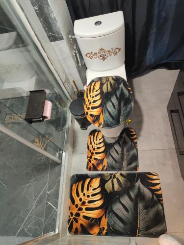 La salle de bains est pourvue de toilettes et d'une caisse en verre. dans l'établissement Urban Nest Paris 10, à Paris