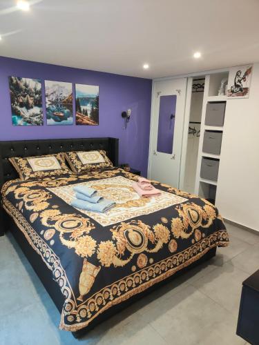 - une chambre avec un grand lit et une couette dans l'établissement Urban Nest Paris 10, à Paris