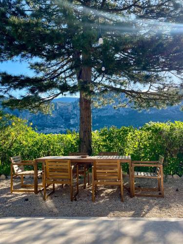 une table de pique-nique avec deux bancs et un arbre dans l'établissement Villa Bello Visto, à Moustiers-Sainte-Marie