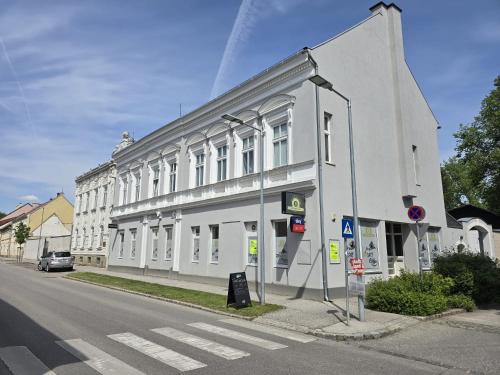 a white building on the side of a street at Wohnung am Stadtpark in Neunkirchen
