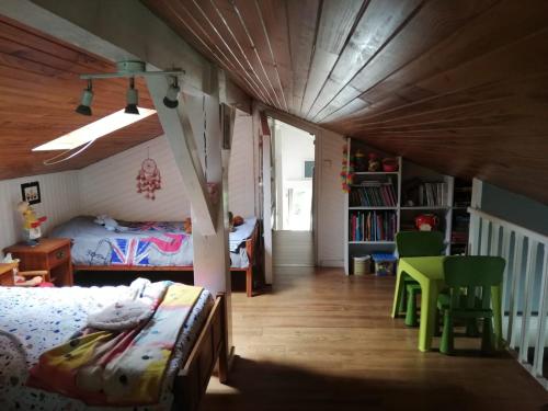 une chambre avec un lit, un bureau et une table dans l'établissement Maison familiale au calme avec piscine en bordure de forêt, à Salles