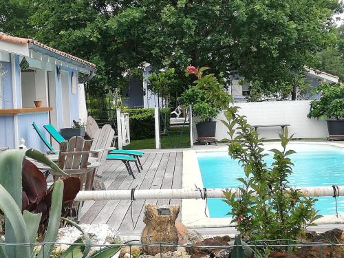 une cour arrière avec une piscine et une maison dans l'établissement Maison familiale au calme avec piscine en bordure de forêt, à Salles