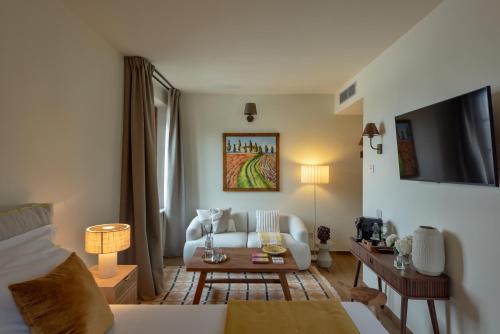 TV a/nebo společenská místnost v ubytování Poggio Paradiso Resort & Spa