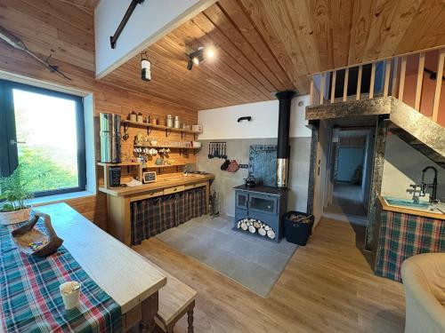 - une grande cuisine avec une cuisinière dans l'établissement Le refuge d'Yzeron, gite autonome en pleine forêt pour 8 personnes, à Yzeron