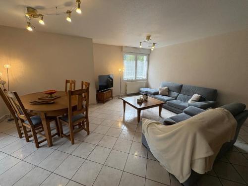 un salon avec un canapé et une table dans l'établissement Heart of Saint-Louis - Airport, station, borders, à Saint-Louis