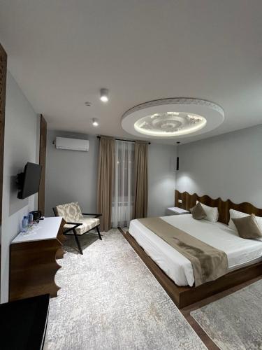 Ένα ή περισσότερα κρεβάτια σε δωμάτιο στο Khans Palace Hotel