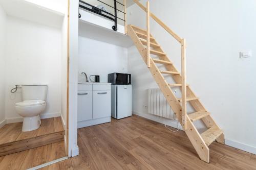 La salle de bains est pourvue de toilettes et d'un escalier. dans l'établissement L'Ecrin Vert - Maison 6 Chambres 12 Pers à Bdx, à Gradignan