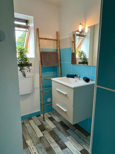 une salle de bain avec un lavabo et un miroir dans l'établissement La Pause Bain & Nature, à Incheville