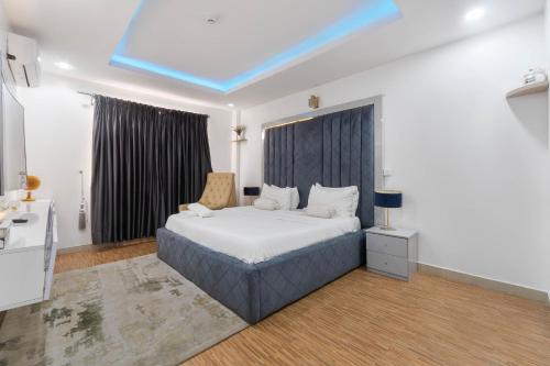 a bedroom with a large bed with a blue ceiling at WATER VIEW 3 BEDROOM APARTMENT WITH JACUZZI PARKING WiFi NETFLIX POOL in Lekki