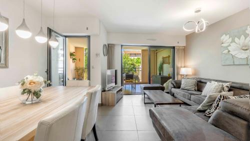 un salon avec un canapé et une table dans l'établissement Le Riviera 3 bed apartment Sainte Maxime, à Sainte-Maxime