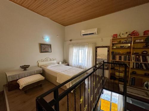 Postel nebo postele na pokoji v ubytování Ayvalıgın tarihi rum evi 2 katlı (YENİLENDİK)