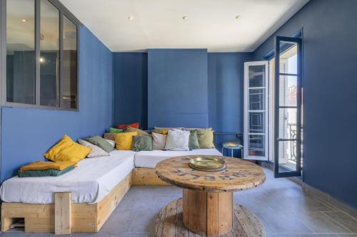 un salon avec un canapé et une table dans l'établissement Les Docs, 2 chambres emplacement exceptionnel, à Marseille