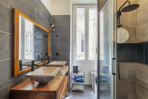 une salle de bain avec deux lavabos et une douche en verre dans l'établissement Les Docs, 2 chambres emplacement exceptionnel, à Marseille