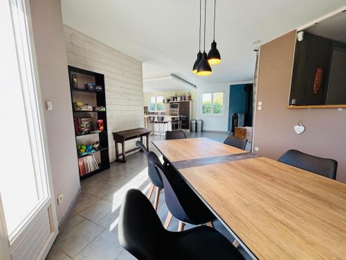 une salle à manger avec une table et des chaises en bois dans l'établissement Beautiful home near Honfleur Deauville, à Beuzeville