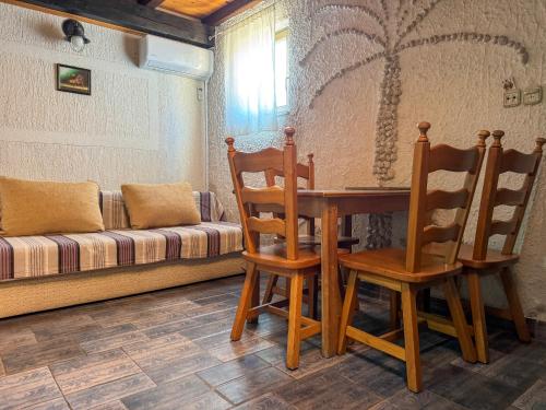 Χώρος καθιστικού στο Voltera Apartments in Betina Old Town, with Parking Nearby