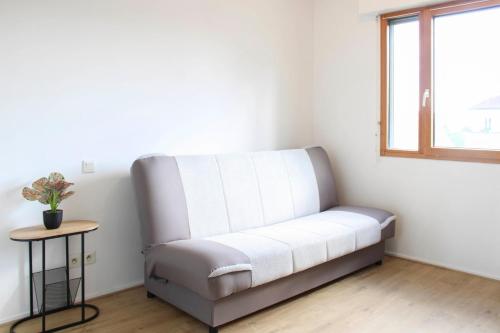 Studio with work space at the gates of Paris