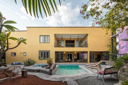 an exterior view of a house with a swimming pool at Casa Feliz Jacuzzis Alberca Gimnacio Vapor PingPong Billar Cuarto de Video in San Miguel de Allende