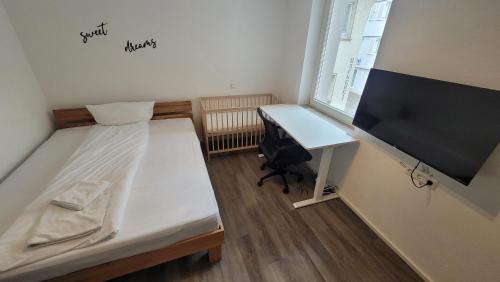 a small room with a bed and a desk at Nestwerk Zentral E13-11 - Stilvoll, Arbeiten & Altstadtlage in Biberach an der Riß