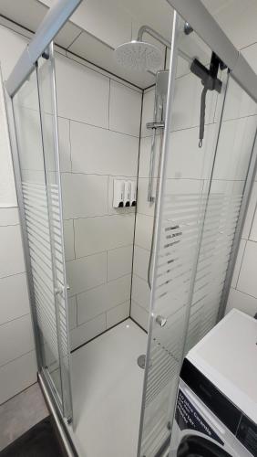 a shower with a glass door in a bathroom at Nestwerk Zentral E13-11 - Stilvoll, Arbeiten & Altstadtlage in Biberach an der Riß
