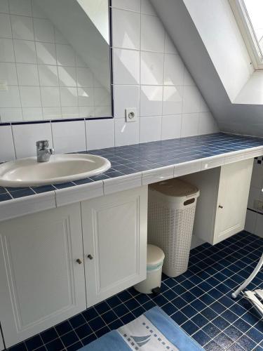 une salle de bain avec un lavabo et un miroir dans l'établissement HolidayVilla50mFromBeach VillaDeVacancesPlage à50m, à Saint-Pair-sur-Mer