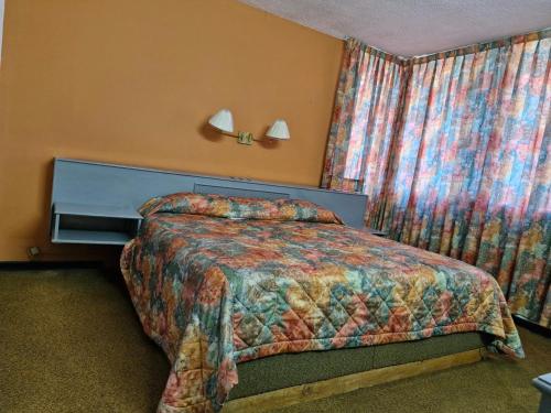 a hotel room with a bed and a window at Parador del Río by Flamingo Hotels Group in Irapuato