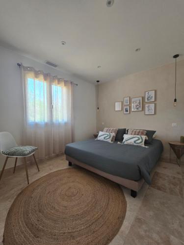 une chambre avec un grand lit et un tapis dans l'établissement Domaine U Filanciu - Casa Ghjulia - Centru di Corsica, à Moltifao