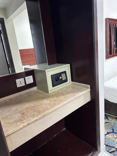a microwave sitting on a shelf in a room at فندق مراج طيبه Mirage Taiba Hotel in Medina